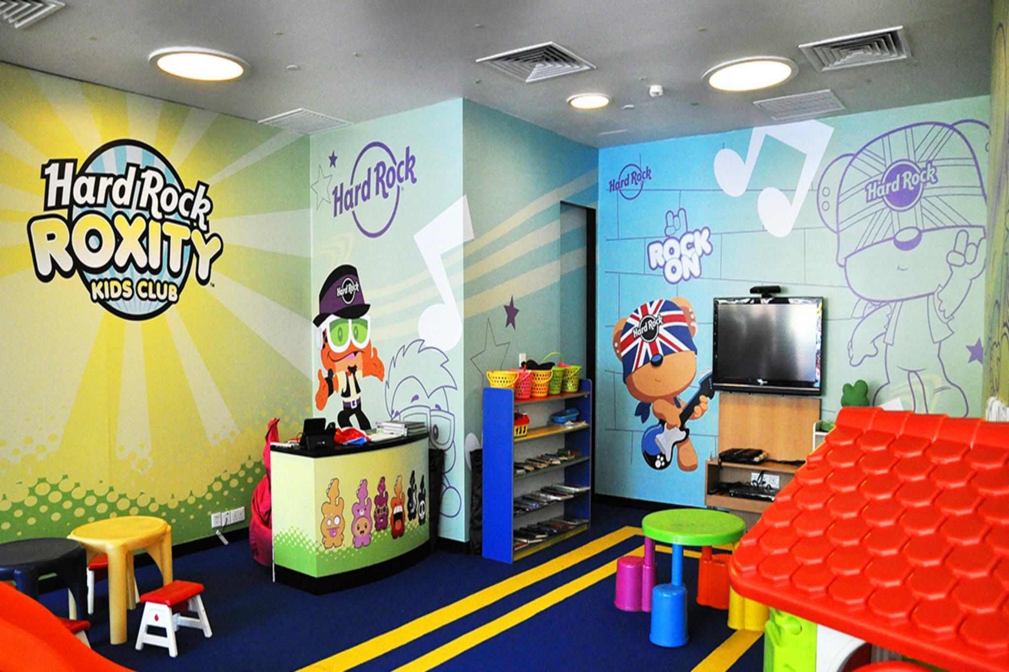 Hard Rock Hotel Penang Batu Ferringhi Kültér fotó The interior of a typical Hard Rock Kidz Club