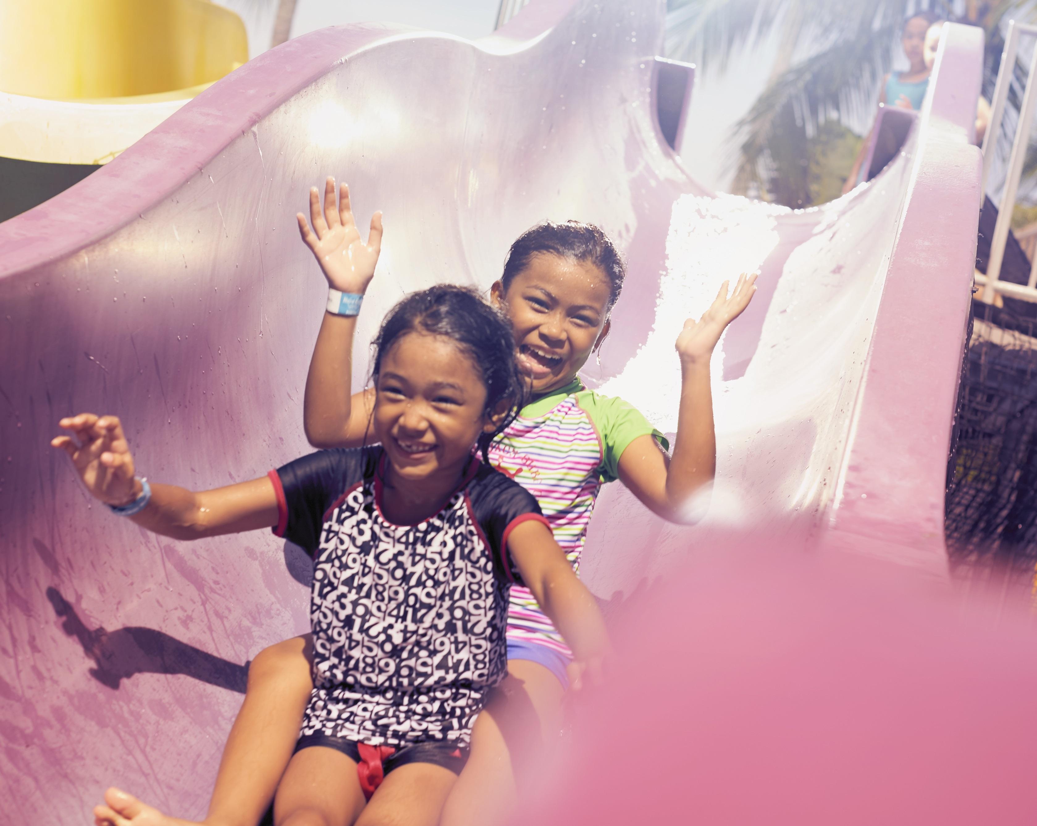 Hard Rock Hotel Penang Batu Ferringhi Kültér fotó Two children on a slide