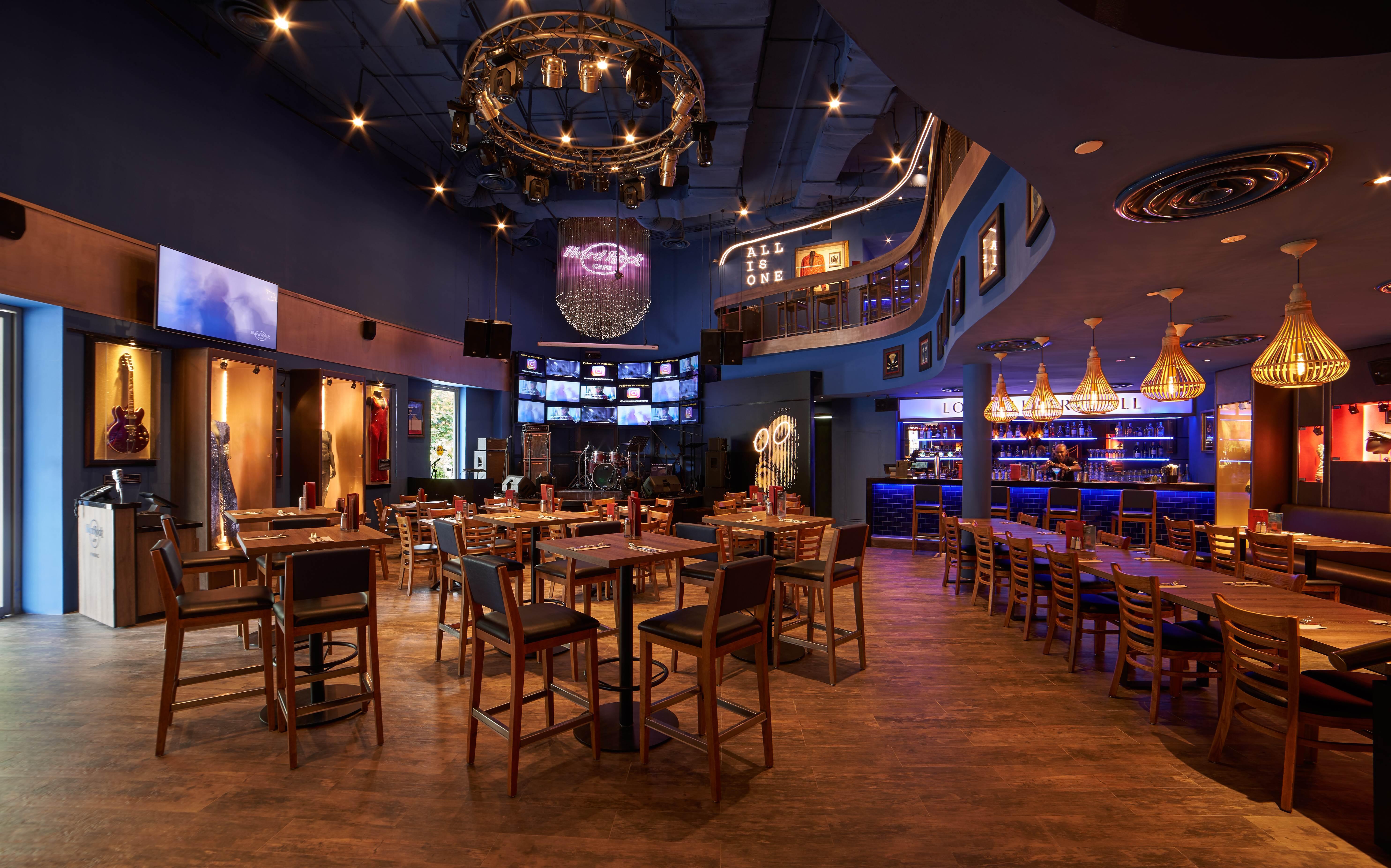 Hard Rock Hotel Penang Batu Ferringhi Kültér fotó The interior of a typical Hooters restaurant