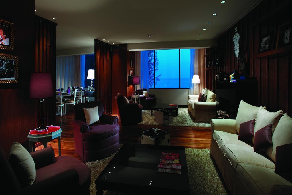 Hard Rock Hotel Penang Batu Ferringhi Létesítmények fotó A suite at the Mandarin Oriental, Hong Kong