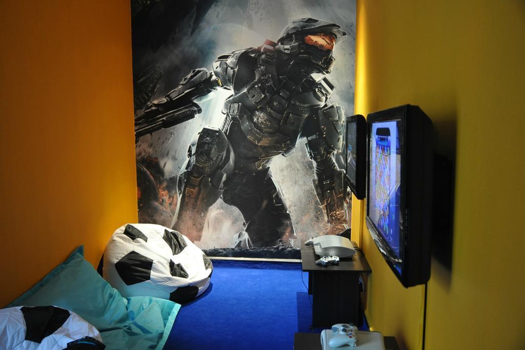 Hard Rock Hotel Penang Batu Ferringhi Kültér fotó A Halo 3 themed bedroom